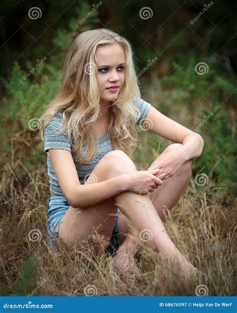 Adolescent Assez Blond S Asseyant Dans L Herbe Image Stock Image Du