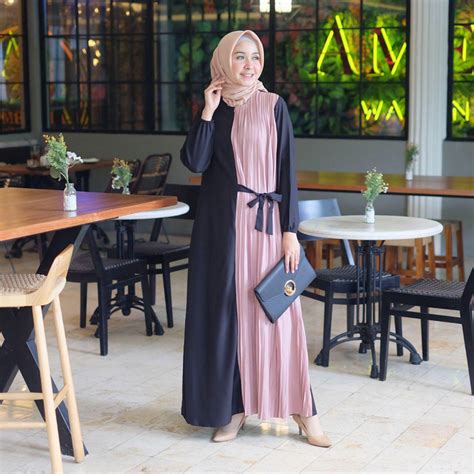 inspirasi ootd hijab dengan gamis plisket yang elegan pramita id