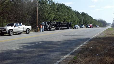 18-Wheeler Flips East of Muscle Shoals | WHNT.com