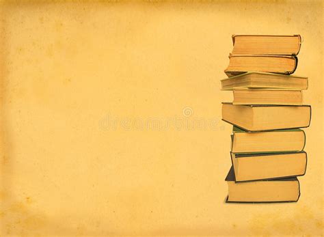 Pile De Livres Jaunis Image Stock Image Du Isolement 1587835