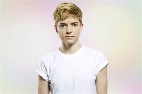 Mae Martin Comedy Review Seriously Funny Tales Of Tinder And Turn Ons London Evening