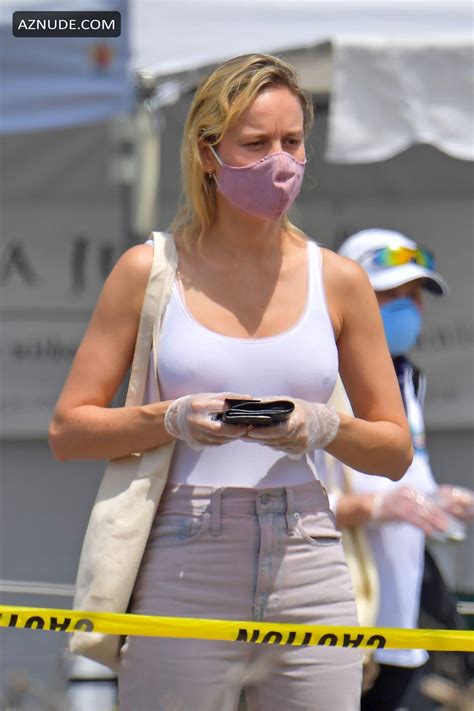 Brie Larson Stops By A Farmer S Market Wearing A Face Mask And A White