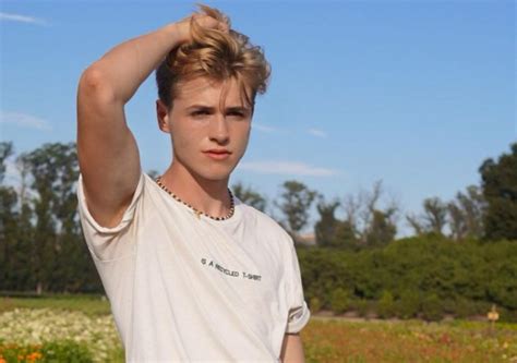 Lewis Kelly Wiki 2021 Net Worth Height Weight Relationship And Full Biography Pop Slider