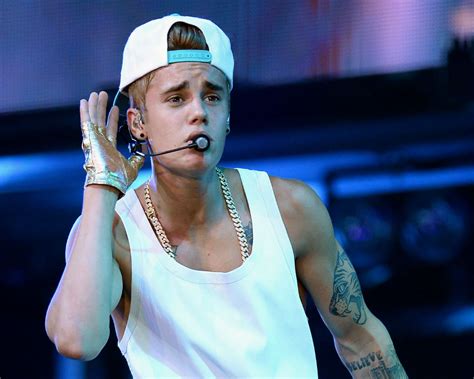Justin Bieber Concert Singer Falls On Stage While Singing Sorry [video] Enstarz