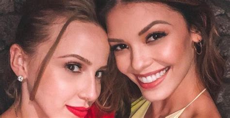 Marcella rica acredita que o amor que sente pela namorada vitória strada não cabe em nenhum padrão. Marcella Rica posa de biquíni e Vitória Strada se declara ...