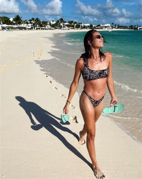 Ajla Tomljanovic Shows Off Great Fitness In A Bikini At The Beach