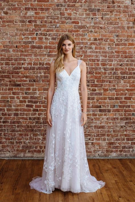 See more ideas about cute outfits, fashion outfits, cute casual outfits. Melissa Sweet for David's Bridal Spring 2018 | Sweet ...