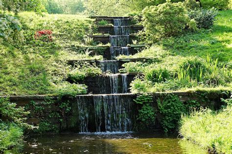 Gestalterischen feinschliff erhält der teich mit einem plätschernden wasserfall. Wasserfall im Garten (als Brunnen) - Tipps zum Selberbauen ...