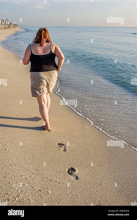 Obese Woman On A Beach In Miami Fotos Und Bildmaterial In Hoher Auflösung Alamy