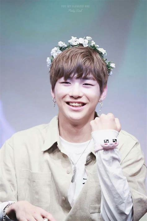 He can eat the snack while lying on the bed, just sitting around, or doing other tasks. Kang Daniel Wanna One | Jins