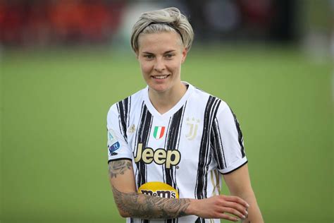 Calcio Juventus Women Lina Hurtig E La Moglie Lisa Aspettano Un Figlio Tgcom