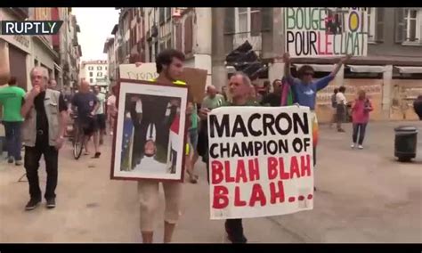 بالفيديو صور رسمية مسروقة ومقلوبة لماكرون في شوارع فرنسا