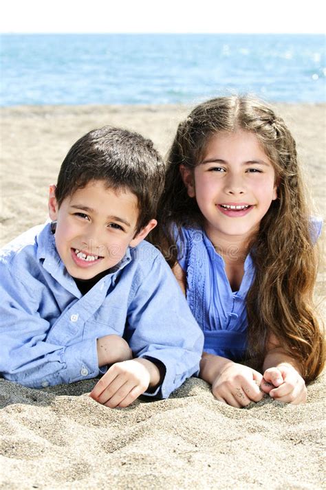 Hermano Y Hermana En La Playa Foto De Archivo Imagen De Hembra