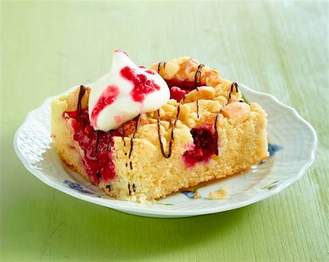Ofen auf 160 grad umluft vorheizen. Joghurt-Grieß-Kuchen vom Blech mit Erdbeeren und Himbeeren ...