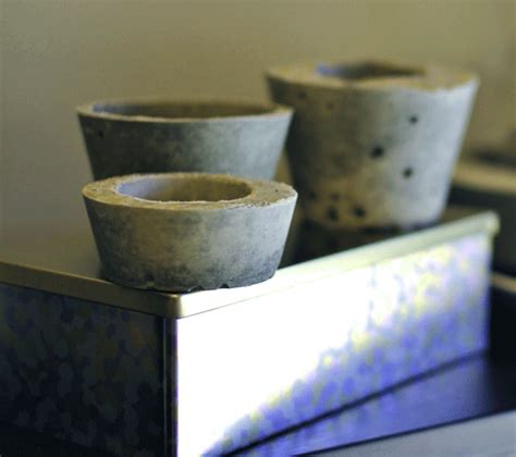 Scoop the cement onto the top balloon, but leave the tied area free of cement, this is where you will leave the opening for the plant. Easy DIY Mini Concrete Planters for Succulents