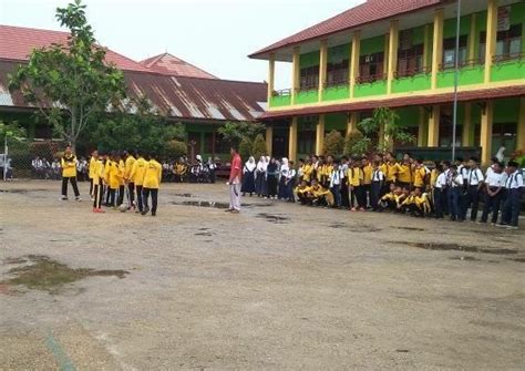 Tidak dia membuka roknya, celanaku dan celana dalamnya. Biaya Seragam Jadi Keluhan, Pihak Sekolah Beri Keringanan ...