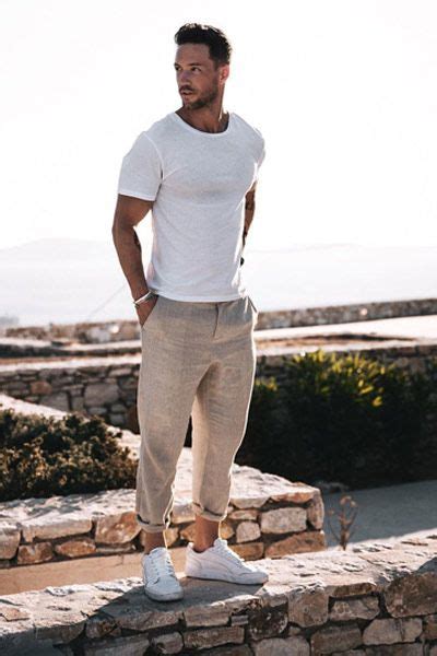Découvrez tous nos conseils pour bien porter les jeans stretch homme. Comment porter un chino homme ? en 2020 | Comment porter ...