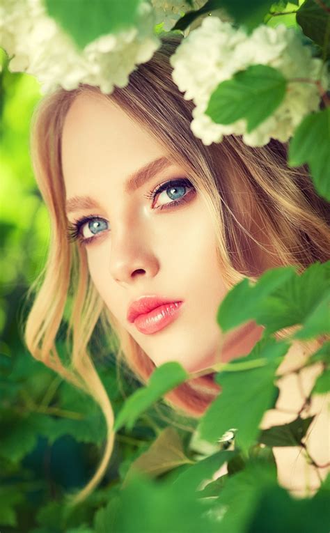 Download Wallpaper 950x1534 Leaves Outdoor Beautiful Woman Aqua Eyes