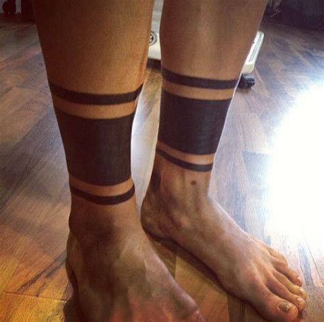 The black dashed line shows a linear relationship, mbh ∝ m200, for reference. Black Line Tattoo | I N K | Tatuaje Geométrico, Tatuajes ...