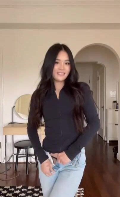 Sexy Asian Babe Reveals Her Pussy Video