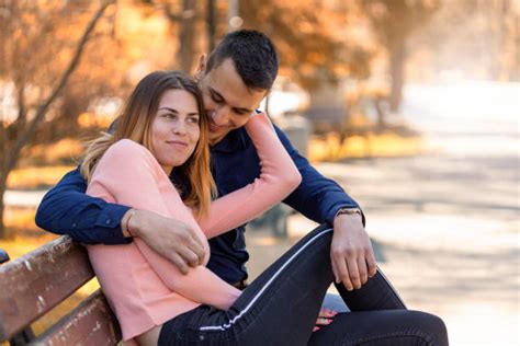 couple timide banque d images et photos libres de droit istock