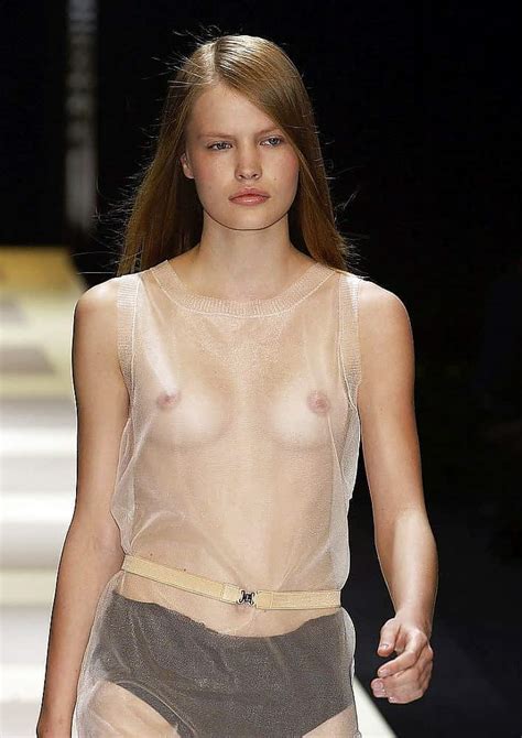【画像】ファッションショーの巨乳モデル「下着はつけちゃダメなんですか！？」 ⇒ 結果 ポッカキット