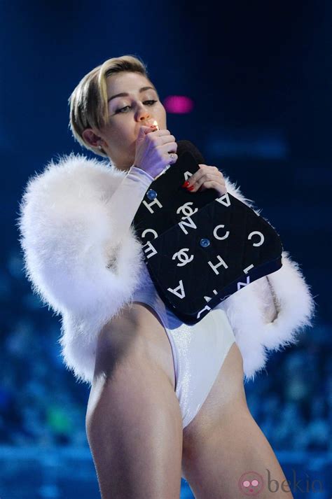 Miley Cyrus Se Fuma Un Porro En Los Mtv Ema Miley Cyrus En Los