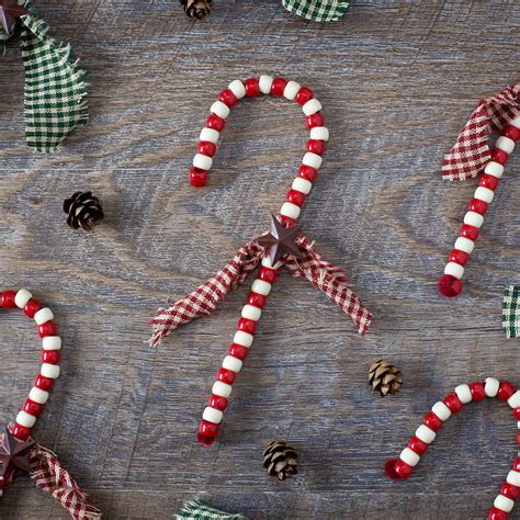 Make easy pipe cleaner candy cane ornaments with your preschoolers. 20+ DIY Christmas Ornaments to Make with Your Kids