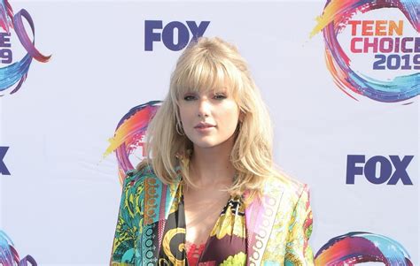 Taylor Swift Sexy Legs At 2019 Teen Choice Awards The
