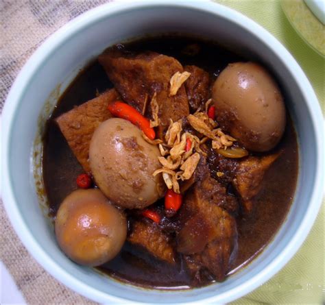 Rebuslah air dan kentang dan 1 helai seledri hingga air mendidih dan kentang matang. Resep Semur Telur Yang Melegenda - Resep Masakan Komplit