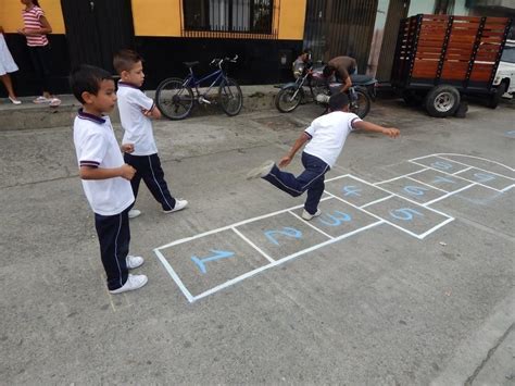 ¿quieres enseñar a tu hijo cómo se juega al escondite, a saltar la comba o al juego del pañuelo? Juegos tradicionales de Venezuela: Pisé
