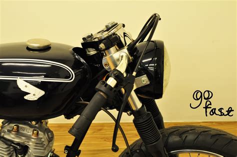 Para la transformación de esta honda del 87 con tan solo 125cc se ha optado por incorporar un manillar clubman y adaptar un depósito de suzuki junto a un colín plano y largo. Honda CB100 Cafe Racer - way2speed