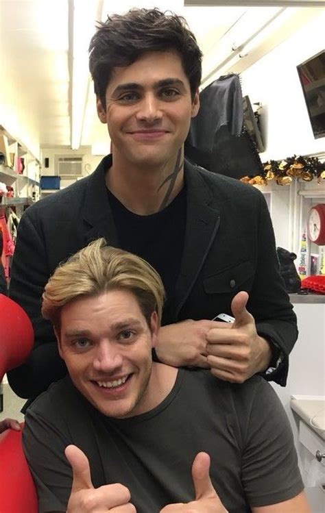 matthew daddario and dominic sherwood shadowhunters cazadores de sombras personajes