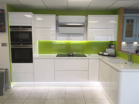 This kitchen has contemporary kitchen features in bold modular kitchen color. 63% OFF RRP £8,100 Masterclass Italia White Gloss Kitchen ...