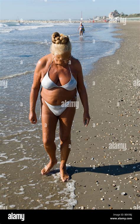 Donna Anziana In Bikini Immagini E Fotografie Stock Ad Alta Risoluzione
