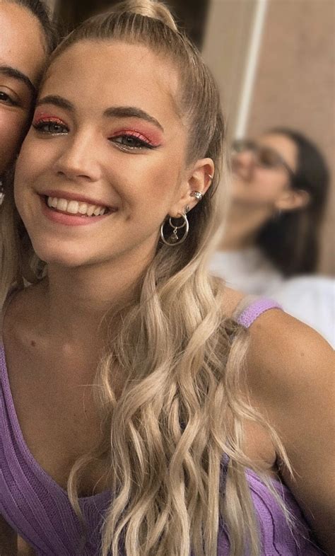 Vive a tu manera) is an argentinian musical and romance web television series created by sebastián mellino.1 the story follows a musically skilled teenage, mía cáceres, who wins a scholarship to study at a prestigious academy, where her path to achieving her goal will not be. Épinglé par Aubrey Evans sur go live your way!! en 2020 ...