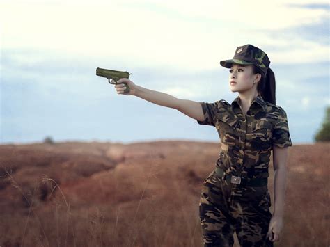 Female Soldier Asian Girl Use Gun Camouflage Wallpaper 2560x1920