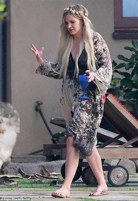 Picture Exclusive Ashlee Simpson Plants Kiss On Evan Ross Just Moments