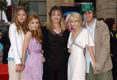 mary kate and ashley olsen celebrities with their moms pictures popsugar celebrity photo 78
