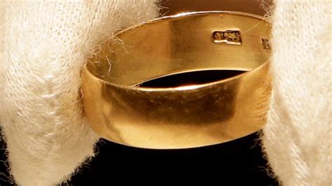 Lee Harvey Oswalds Gold Wedding Ring Fetches 118000 At Auction Fox