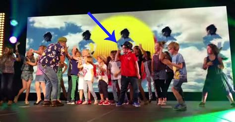 Niño De 7 Años Se Luce En El Escenario Bailando Con Pharrell Williams
