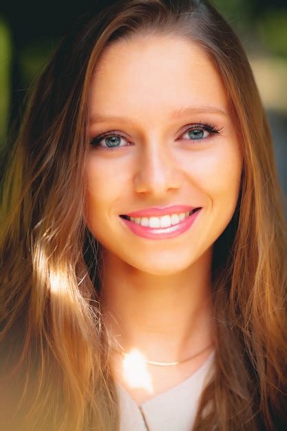 人 美しい若い笑顔魅力的な金髪白人少女の肖像画 プレミアム写真