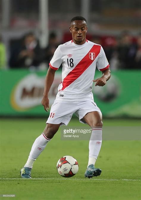 Mural en honor a la selección peruana. Andre Carrillo of Peru drives the ball during a match ...