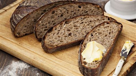 Pétrir à nouveau la pâte 2. Le pain maison: avantages, conservation et farines