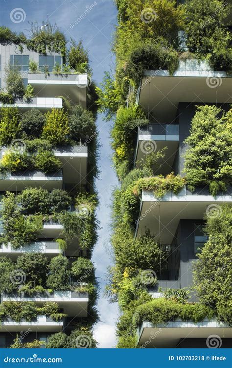 Arquitectura Sostenible Edificio Verde Con La Porci N De Plantas En Balc N Foto De Archivo