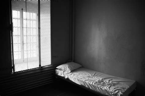 federal prisons keeping mentally ill in solitary confinement for long stretches of time new