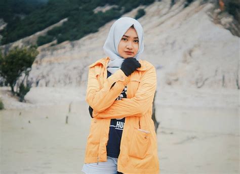 Sejak menjadi tempat shooting film laskar pelangi, pesona belitung sebagai tempat wisata meningkat drastis. 5 Traveler Cantik dan Berhijab, Keren!