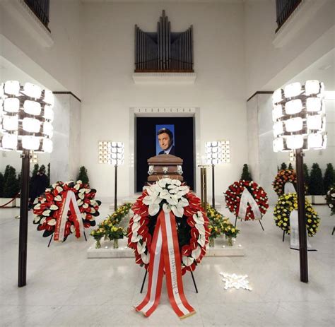 Dieses bild, welches er in mir zeichnete, wurde zu meinem leitbild, woran ich heute noch festhalte und dafür bin ich diesem mann sehr dankbar, denn solch ein bild in einem ist wie ein kompass durchs leben! Zentralfriedhof Wien: Hunderte Fans erweisen Peter ...