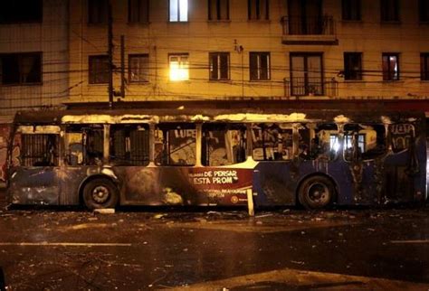 Al examinar las fotos, lo primero que queda en evidencia es que. Mañana en la noche no habrán micros por el "Día del joven ...