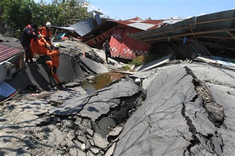 Earthquakes can range in size from those that are so weak that they cannot be felt to those violent enough to propel objects and people into the air, and wreak destruction across entire cities. Sri Mulyani: Bencana Gempa Tak Ganggu Pertumbuhan Ekonomi ...